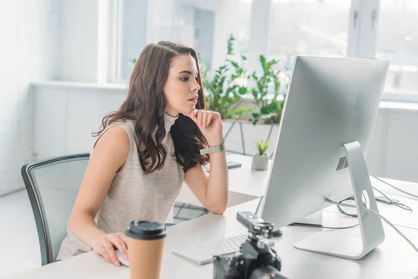 Selektive Fokussierung Des Schönen Kunsteditors Auf Den Computermonitor — Stockfoto