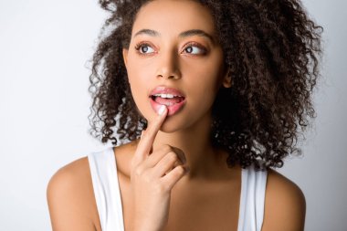 Gri üzerinde izole edilmiş güzel Afro-Amerikan kızının portresi.