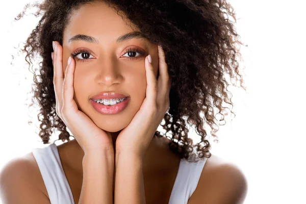 Glad Söt Afrikansk Amerikansk Flicka Med Tandställning Isolerad Vit — Stockfoto