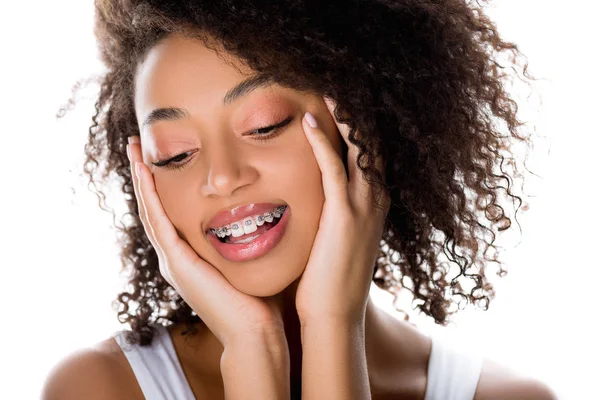 Menina Afro Americana Muito Feliz Com Aparelho Isolado Branco — Fotografia de Stock