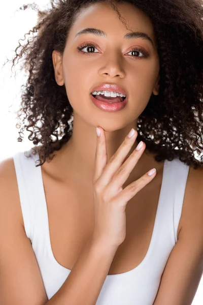 Bela Menina Americana Africana Sorridente Com Aparelho Dentário Isolado Branco — Fotografia de Stock