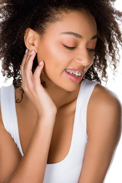 Encaracolado Sorrindo Menina Afro Americana Com Aparelho Isolado Branco — Fotografia de Stock