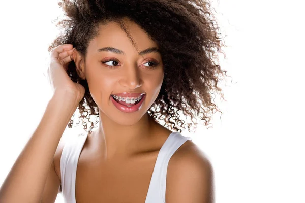 Menina Americana Africana Alegre Com Aparelho Dentário Isolado Branco — Fotografia de Stock