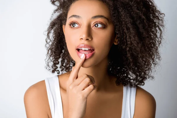 Retrato Bela Menina Americana Africana Sonhadora Isolado Cinza — Fotografia de Stock