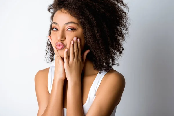 Retrato Hermosa Chica Afroamericana Feliz Haciendo Mueca Divertida Aislado Gris —  Fotos de Stock