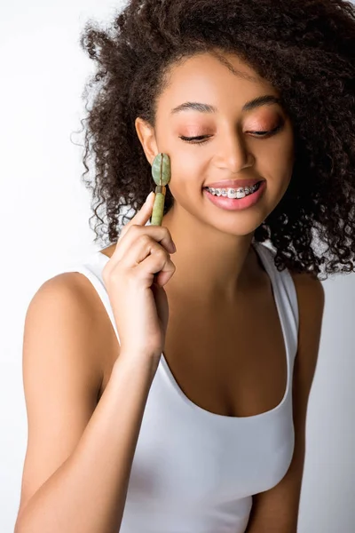 Bela Menina Americana Africana Sorridente Com Aparelho Usando Massageador Natural — Fotografia de Stock