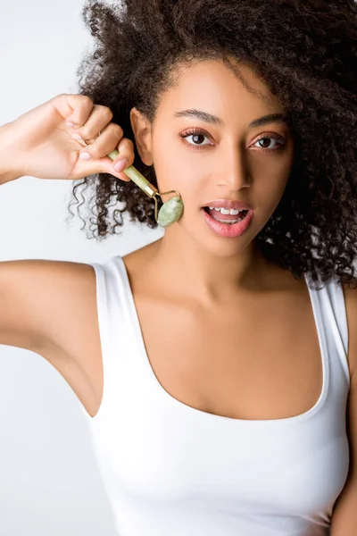 Hermosa Chica Afroamericana Sorprendida Usando Rodillo Facial Piedra Aislado Gris — Foto de Stock