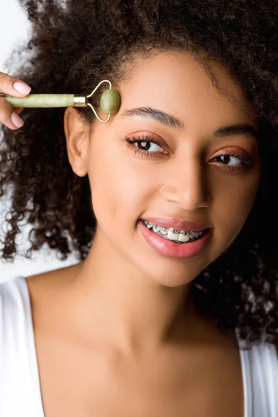 Bela Menina Afro Americana Sorridente Com Aparelho Dentário Usando Ferramenta — Fotografia de Stock