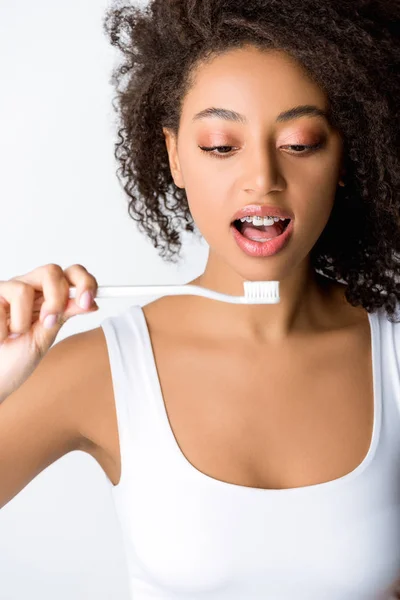 Mujer Afroamericana Conmocionada Con Frenos Dentales Mirando Cepillo Dientes Aislado — Foto de Stock