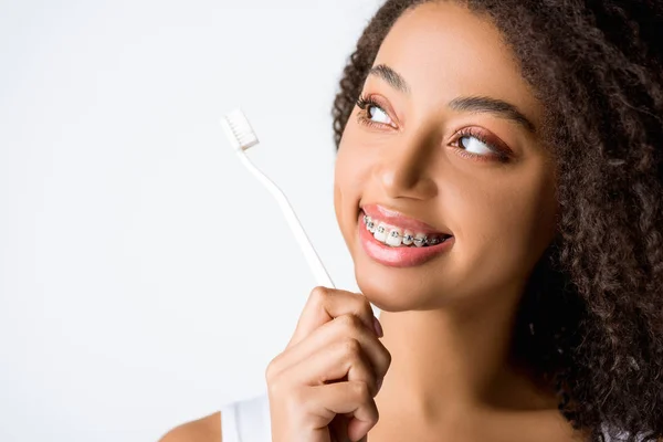 Bela Mulher Afro Americana Encaracolado Com Aparelho Dentário Olhando Para — Fotografia de Stock