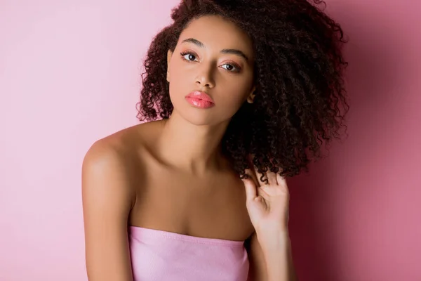 Portré Fiatal Göndör Afro Amerikai Rózsaszín — Stock Fotó
