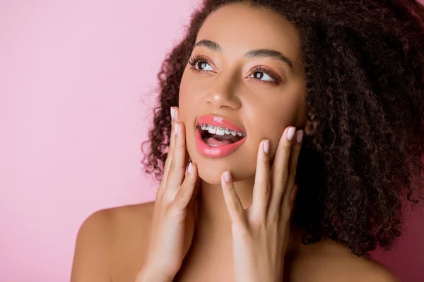 Upphetsad Afrikansk Amerikansk Flicka Med Tandställning Isolerad Rosa — Stockfoto