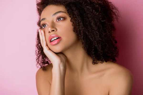Attraente Ragazza Africana Americana Pensosa Con Bretelle Dentali Rosa — Foto Stock
