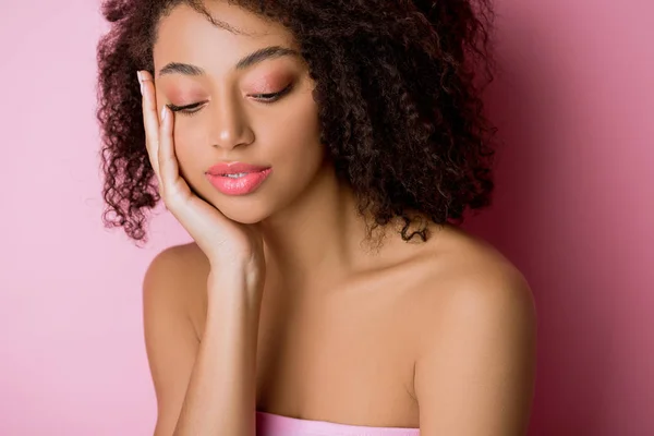 Portrait Jolie Jeune Femme Afro Américaine Sur Rose — Photo