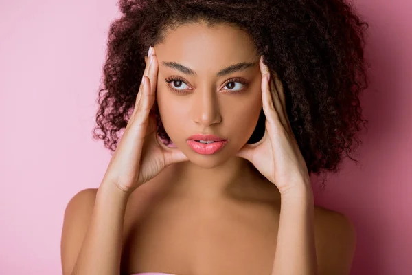 Retrato Bela Menina Americana Africana Com Maquiagem Rosa — Fotografia de Stock