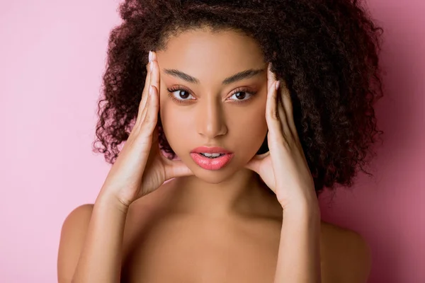 Porträtt Vacker Lockigt Naken Afrikansk Amerikansk Flicka Rosa — Stockfoto