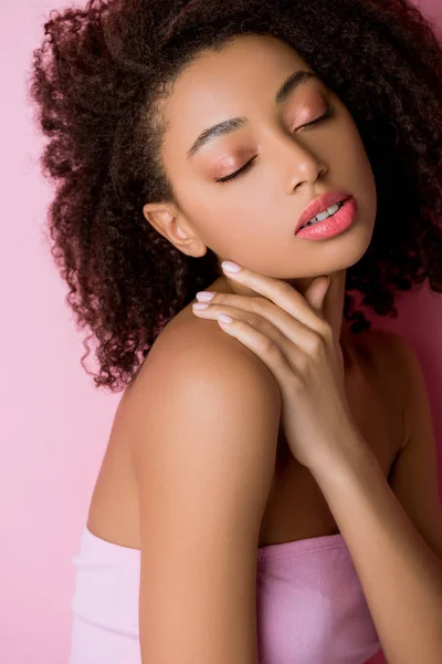 Retrato Tierna Chica Afroamericana Con Los Ojos Cerrados Aislado Rosa — Foto de Stock