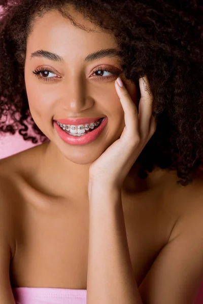 Menina Americana Africana Atraente Feliz Com Aparelho Dentário Isolado Rosa — Fotografia de Stock