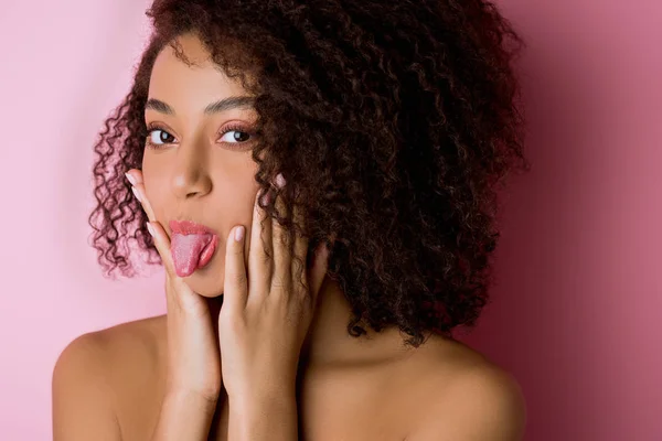 Retrato Chica Americana Africana Divertida Pegando Lengua Rosa — Foto de Stock