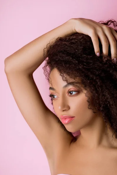 Portrait Une Jolie Fille Afro Américaine Isolée Sur Rose — Photo