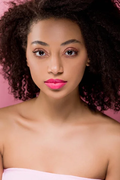 Портрет Красивої Кучерявої Афроамериканської Дівчини Ізольованої Рожевому — стокове фото