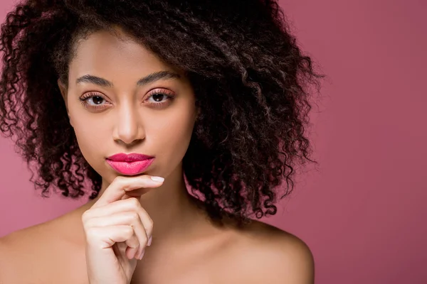Portret Van Doordachte Krullend Afrikaans Amerikaans Meisje Geïsoleerd Roze — Stockfoto