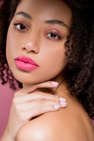 Портрет Красивої Афроамериканської Дівчини Ізольованої Рожевому — стокове фото