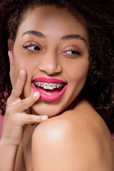 Atraente Animado Afro Americano Menina Com Aparelho Dentário — Fotografia de Stock