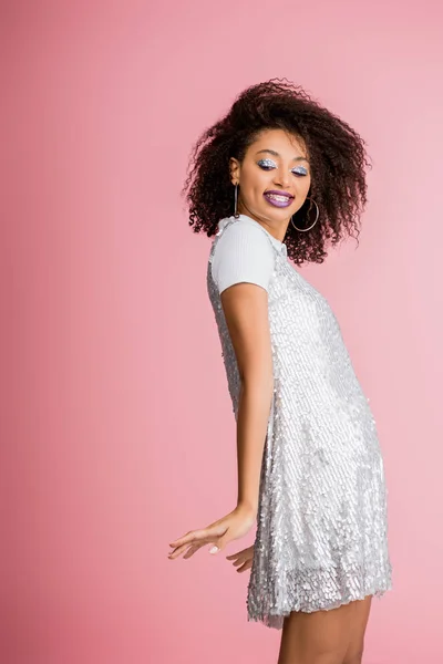 Niña Afroamericana Sonriente Con Frenos Dentales Con Sombras Ojos Brillo — Foto de Stock