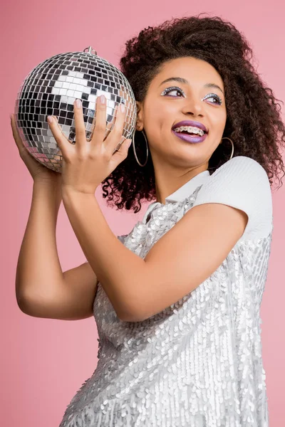 Sorridente Ragazza Afroamericana Paillettes Vestito Tenendo Palla Disco Isolato Rosa — Foto Stock