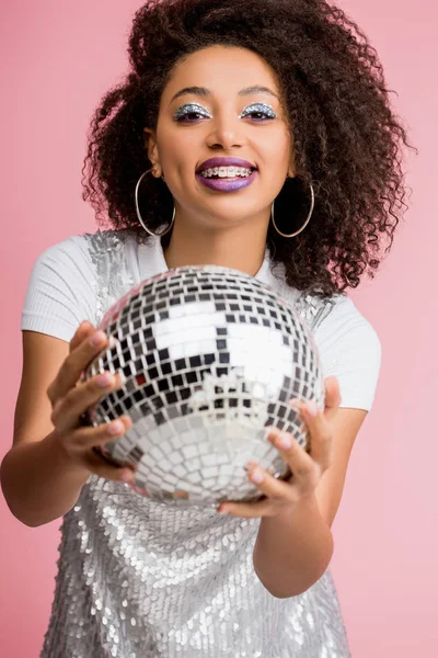 Bonita Menina Americana Africana Paillettes Vestido Segurando Bola Discoteca Isolado — Fotografia de Stock