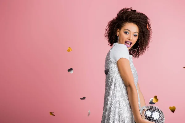 Alegre Afroamericana Chica Paillettes Vestido Celebración Disco Bola Aislado Rosa — Foto de Stock