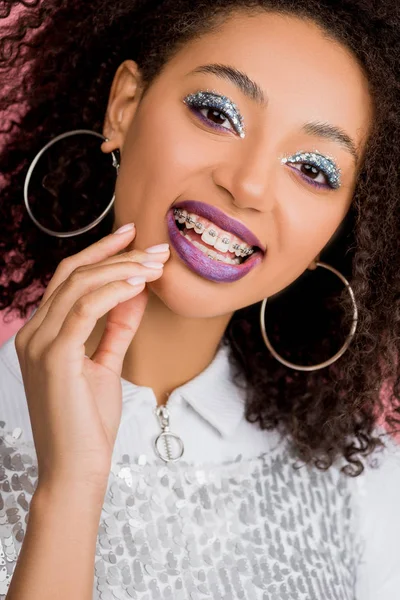 Щаслива Афроамериканська Дівчина Зубними Брекетами Срібними Блискучими Віями Фіолетовими Губами — стокове фото