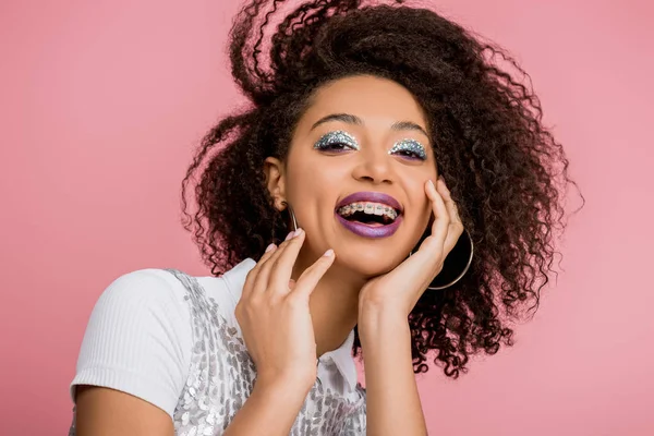 Збуджена Афроамериканська Дівчина Зубними Брекетами Срібними Блискучими Віями Фіолетовими Губами — стокове фото