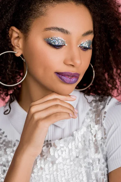 Sorridente Menina Americana Africana Com Prata Glitter Sombras Lábios Roxos — Fotografia de Stock