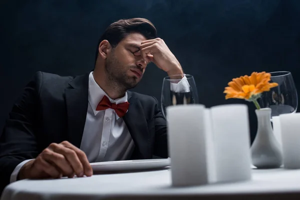 Enfoque Selectivo Del Hombre Cansado Sentado Mesa Servida Aislado Negro —  Fotos de Stock