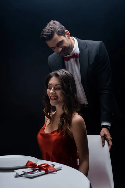 Elegante Hombre Pie Detrás Hermosa Mujer Sonriente Mesa Servida Aislado — Foto de Stock