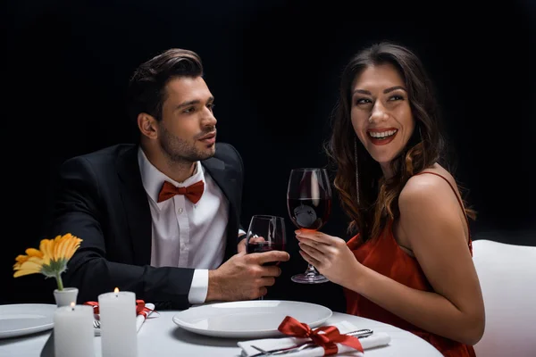 Hombre Guapo Mirando Mujer Sonriente Durante Cena Romántica Aislado Negro —  Fotos de Stock