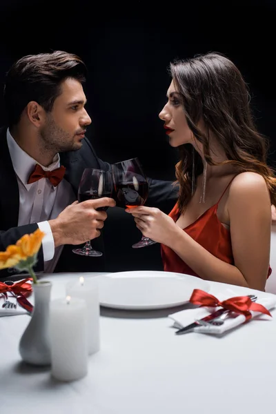 Siyah Masada Servis Edilen Şarapla Çakışan Zarif Çiftin Yan Görüntüsü — Stok fotoğraf