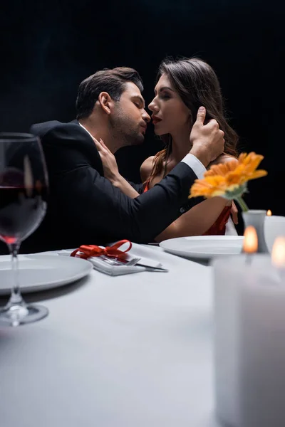 Foco Seletivo Casal Elegante Beijando Durante Jantar Romântico Isolado Preto — Fotografia de Stock