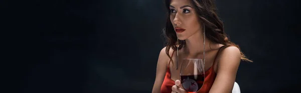 Tiro Panorâmico Mulher Atraente Com Copo Vinho Olhando Para Longe — Fotografia de Stock