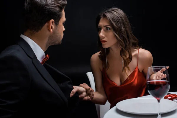 Elegancia Pareja Mirándose Mientras Discuten Mesa Servida Aislada Negro — Foto de Stock