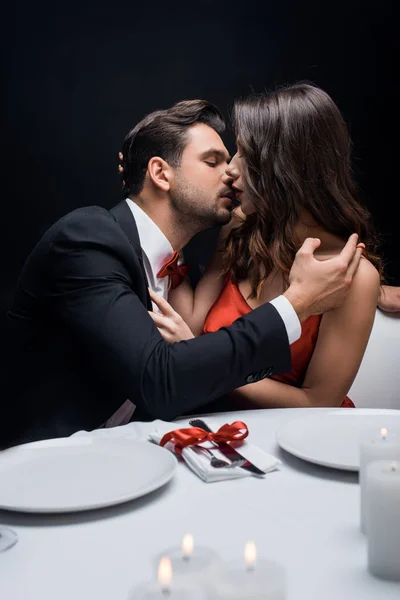 Focus Selettivo Coppia Elegante Baciare Durante Cena Romantica Isolato Nero — Foto Stock
