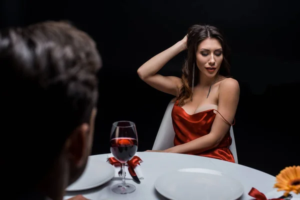 Foco Seletivo Mulher Sensual Tocando Cabelo Enquanto Janta Com Homem — Fotografia de Stock