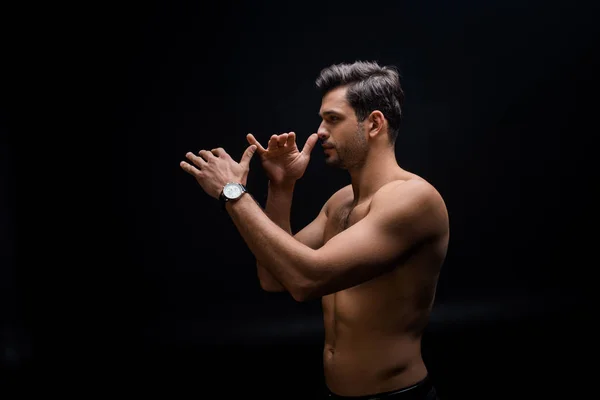 Πλευρική Άποψη Του Όμορφου Γυμνόστηθη Άνθρωπος Gesturing Απομονώνονται Μαύρο — Φωτογραφία Αρχείου