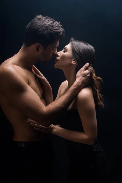 Side View Handsome Muscular Man Kissing Beautiful Girlfriend Isolated Black — Stock Photo, Image