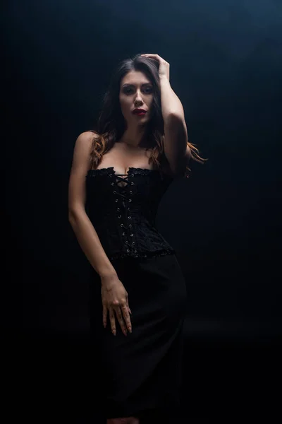 Femme Sensuelle Dans Corset Regardant Caméra Isolée Sur Noir — Photo