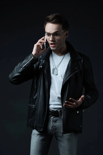 Shocked Tense Stylish Man Leather Jacket Talking Smartphone Isolated Black — Stock Photo, Image