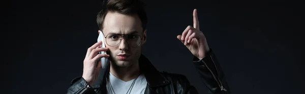 Hombre Con Estilo Tenso Chaqueta Cuero Hablando Teléfono Inteligente Mostrando —  Fotos de Stock