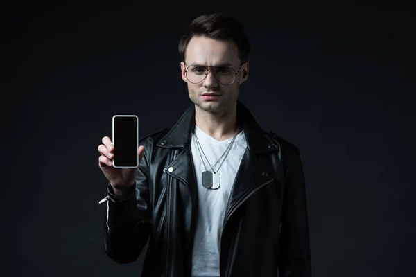 Preocupado Homem Elegante Jaqueta Couro Apresentando Smartphone Com Tela Branco — Fotografia de Stock